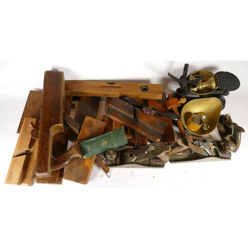 33 - A collection of early 20th century and later carpenters hand tools, to include multi planes, chizels... 