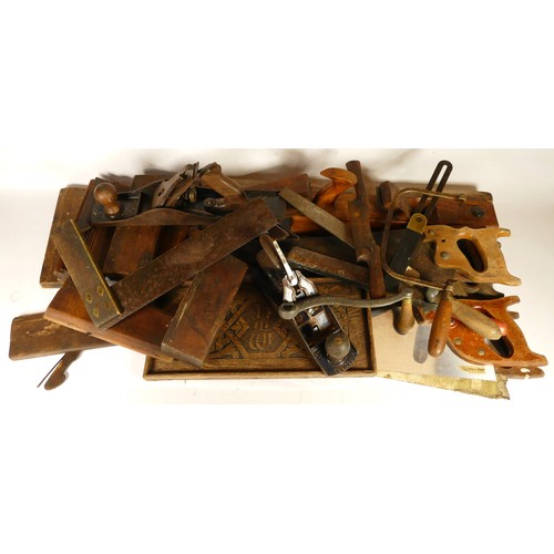 35 - A collection of early 20th century and later carpenters hand tools, to include multi planes, chizels... 