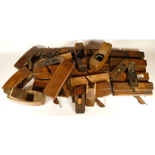 35 - A collection of early 20th century and later carpenters hand tools, to include multi planes, chizels... 