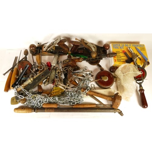 36 - A collection of early 20th century and later carpenters hand tools, to include multi planes, chizels... 
