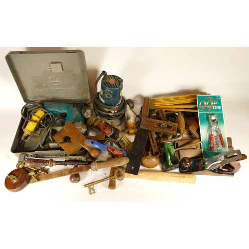 37 - A collection of early 20th century and later carpenters hand tools, to include multi planes, chizels... 