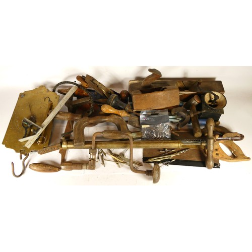 37 - A collection of early 20th century and later carpenters hand tools, to include multi planes, chizels... 