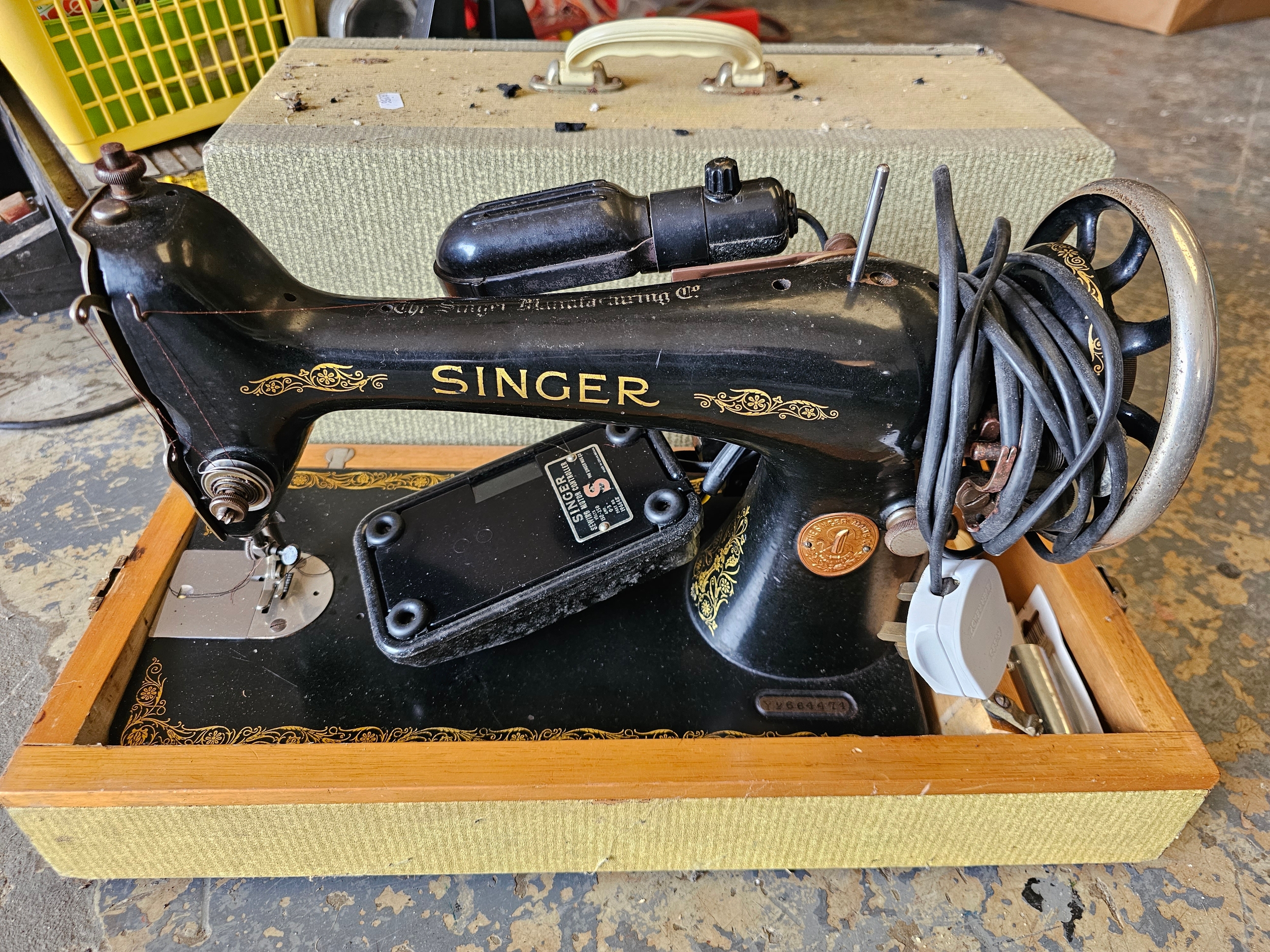 A Singer electric sewing machine, model number Y2664474, carry case All ...