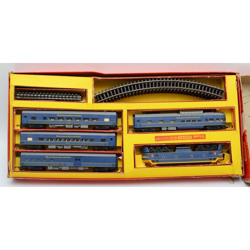 15 - Tri-Ang Hornby, OO gauge, Transcontinental (RS.34) electric train set, in original box