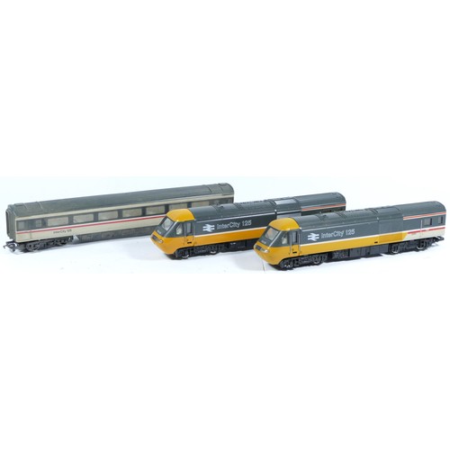 25 - Hornby, OO gauge, collection of 2x locomotives with 1x carriage, Intercity 125 (3)