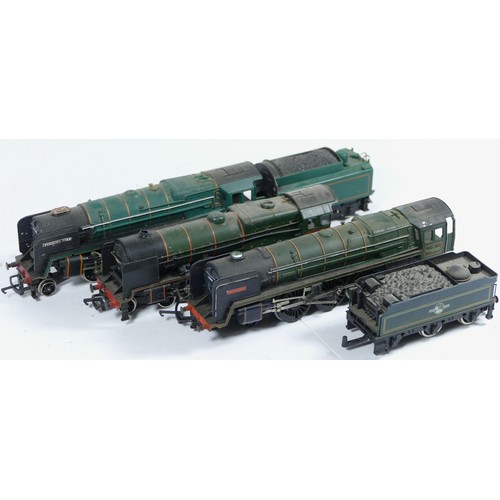 28 - Hornby, Triang & Mainline, OO gauge, a collection which includes a Mainline LNER locomotive Cat No 3... 