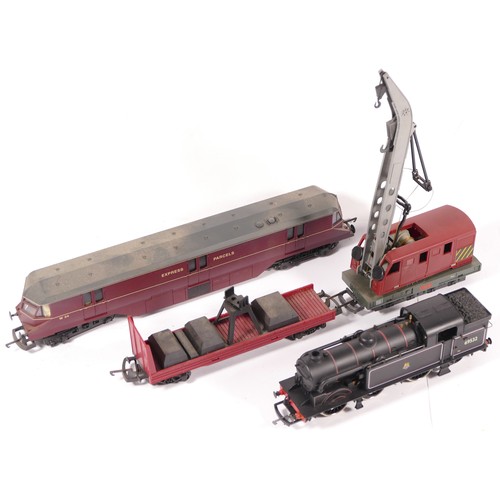 37 - Lima & Darol, OO gauge, a collection of 3x locomotives to include Express Parcels W34, A crane type ... 