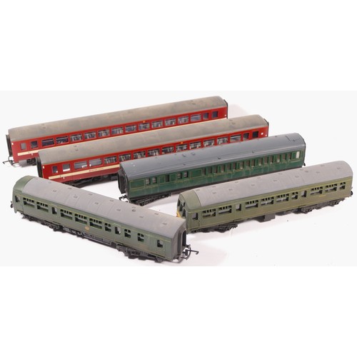 51 - Hornby, OO gauge, a collection that includes 1x motorized Metro Trains carriage with another Metro T... 