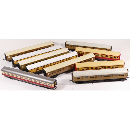 55 - Hornby & Triang, OO gauge, a collection of 10x mixed carriages (10)