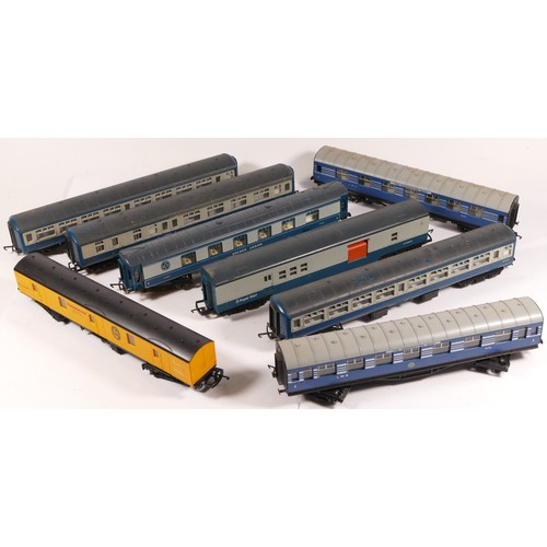 57 - Hornby, OO gauge, a collection of 8x mixed carriages (10)
