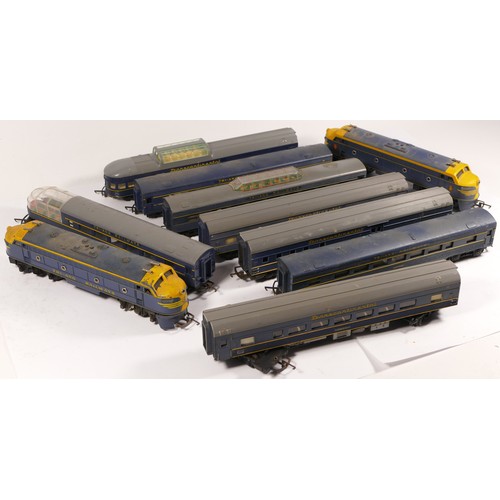 58 - Triang, OO gauge, a collection of 2x locomotives with 8x mixed carriages (10)