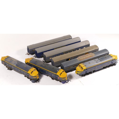 60 - Triang, OO gauge, a collection of 2x locomotives (1x boxed) and a mixture of 6x carriages (8)