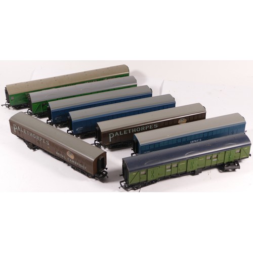 66 - Hornby, Lima & Triang, OO gauge, a mixed collection of 8x carriages (8)