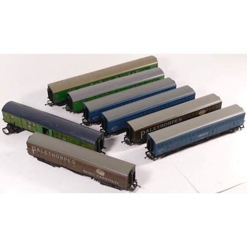 66 - Hornby, Lima & Triang, OO gauge, a mixed collection of 8x carriages (8)