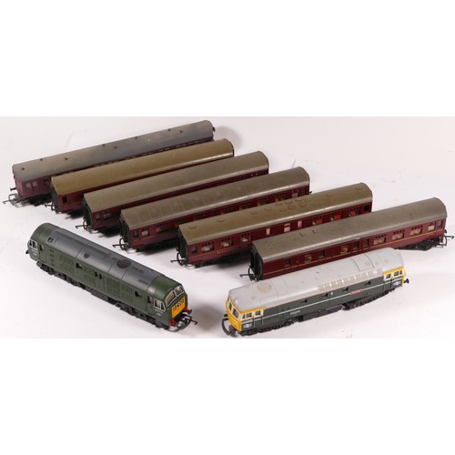 68 - Hornby, Triang & Airfix, OO gauge, a collection of 2x locomotives with 6x mixed carriages (8)