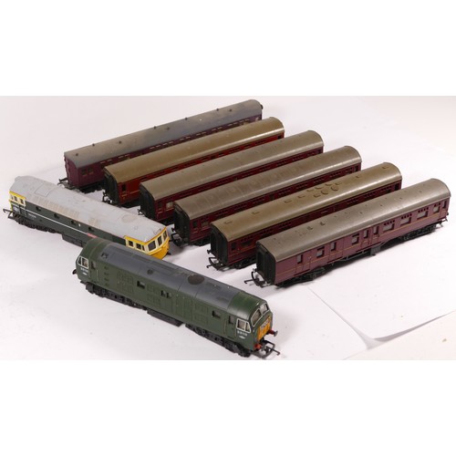 68 - Hornby, Triang & Airfix, OO gauge, a collection of 2x locomotives with 6x mixed carriages (8)