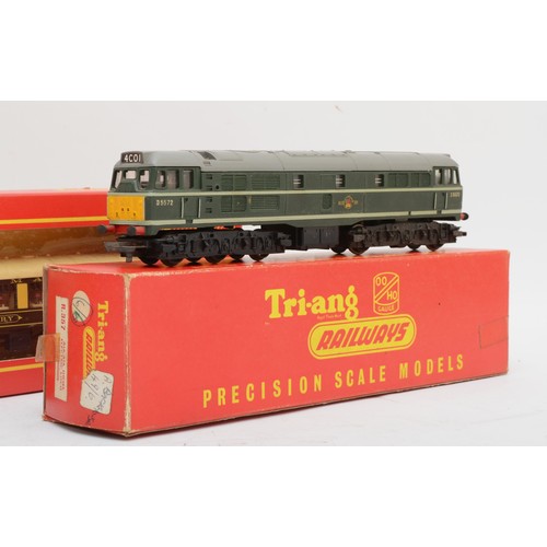 98 - Triang, OO gauge, a collection with 1x locomotive D5572 with 3x carriages, all boxed (4)