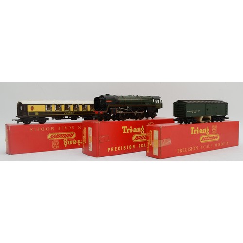 99 - Triang, OO gauge, a collection with 1x Locomotive named Britannia 70000 and 2x mixed carriages, all ... 