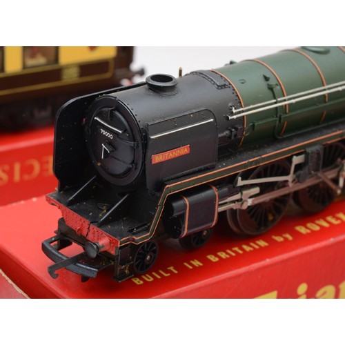 99 - Triang, OO gauge, a collection with 1x Locomotive named Britannia 70000 and 2x mixed carriages, all ... 