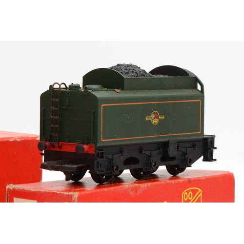 100 - Triang, OO gauge, a collection which includes 1x Triang Railways locomotive with tender, 1x carriage... 