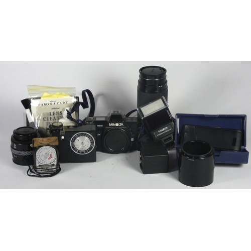 166 - A Minolta 7000 35mm film camera, with a Minolta 35mm-70mm f4 lens, a Minolta 70mm-210mm f 4 lens, a ... 