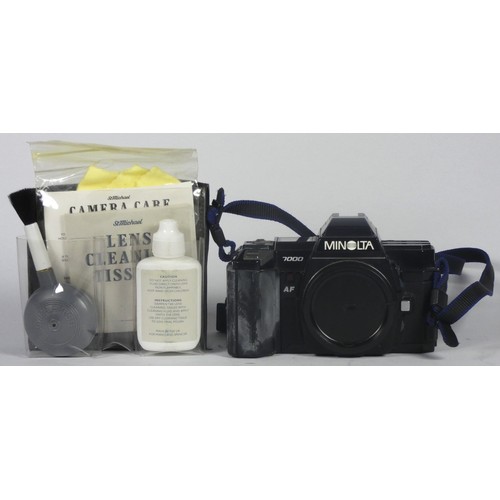 166 - A Minolta 7000 35mm film camera, with a Minolta 35mm-70mm f4 lens, a Minolta 70mm-210mm f 4 lens, a ... 