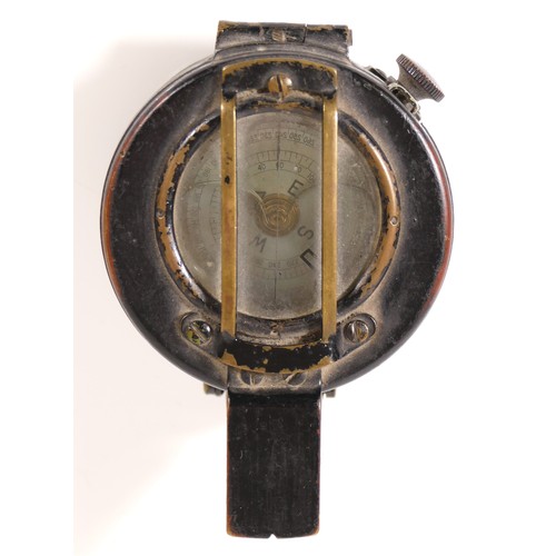 494 - WWII, an E.A.C. British military brass compass, Mk III, broad arrow, 1942, bezel loose,