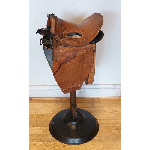 501 - WWI, an artillery drivers leather saddle, stamped S & Hunt 1917 and also Rawde, 1940, London, later ... 