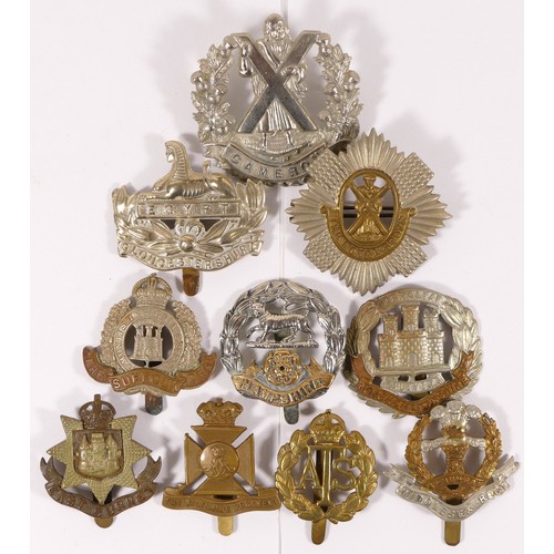 512 - Ten military cap badges, including Northampton Glosters and Camerons.