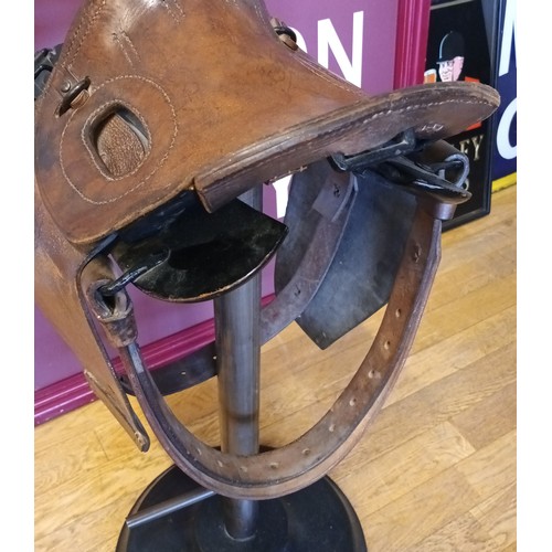 501 - WWI, an artillery drivers leather saddle, stamped S & Hunt 1917 and also Rawde, 1940, London, later ... 