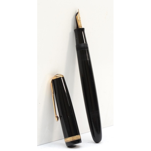 82 - Parker, a Duofold fountain pen with 14kt gold nib, 13cm.