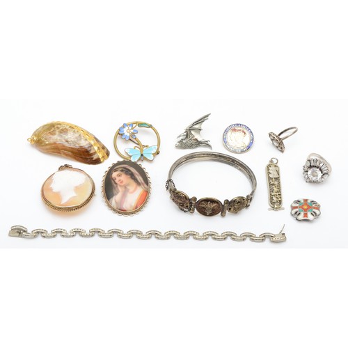 119 - A small group of mixed items to include an A.R Brown pewter bat brooch, a cameo brooch, white metal ... 