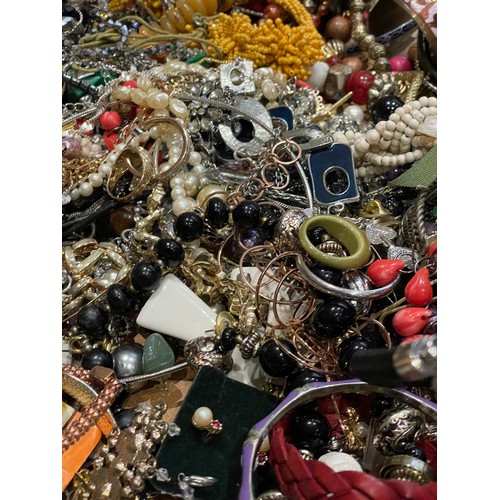 124 - Approximately 10KG of costume jewellery