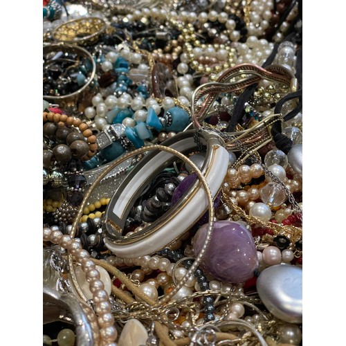 127 - Approximately 10KG of costume jewellery