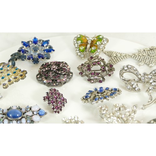 145 - A collection of vintage costume jewellery brooches to include rhinestone examples, 367gm.