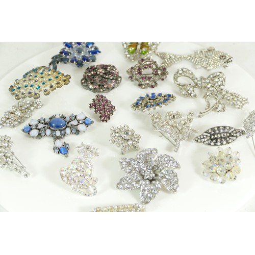 145 - A collection of vintage costume jewellery brooches to include rhinestone examples, 367gm.