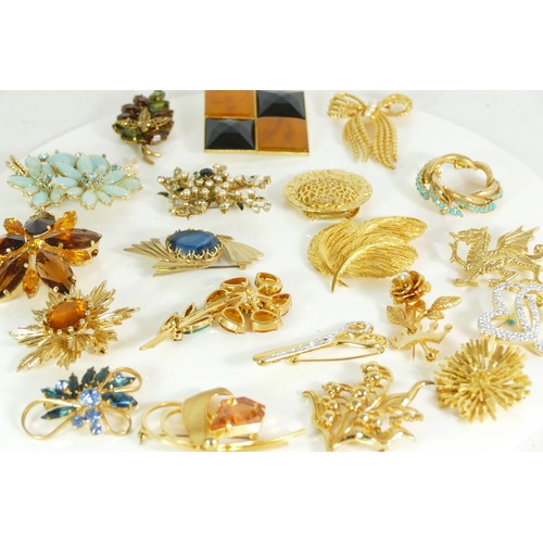 146 - A group of vintage gold plated brooches to include glass set examples, 383gm.