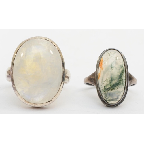 173 - A group of silver jewellery to include a moonstone ring, size S, a moss agate example, size J, and t... 