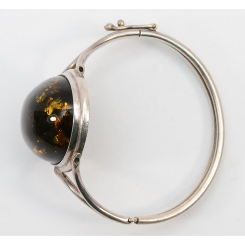 259 - A silver Baltic amber hinged bangle, inside diameter 6cm, 37gm.