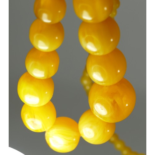 303 - A honey amber Bakelite graduated bead necklace, 25 - 8mm beads, 91cm, 122gm