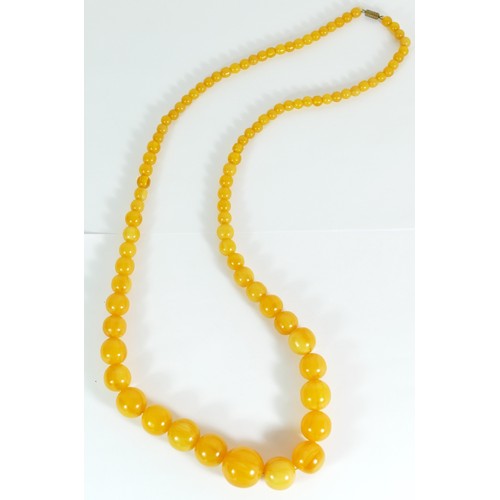 303 - A honey amber Bakelite graduated bead necklace, 25 - 8mm beads, 91cm, 122gm