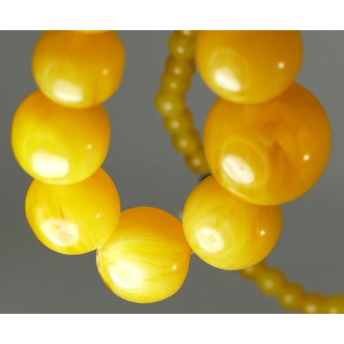 303 - A honey amber Bakelite graduated bead necklace, 25 - 8mm beads, 91cm, 122gm