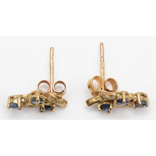 343 - A 9ct gold pair of diamond and sapphire floral earstuds, 1cm, 1.1gm.