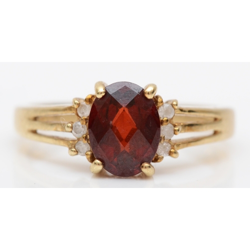 525 - A 9ct gold garnet and diamond ring, N, 2.5gm