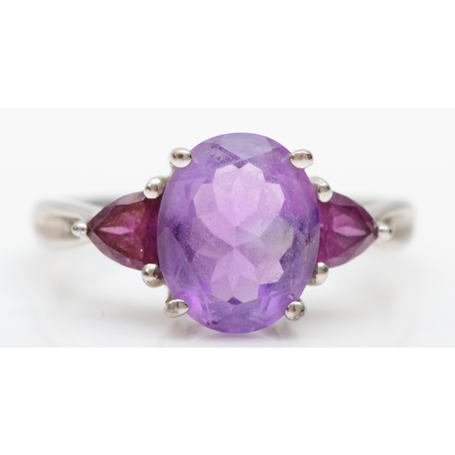 536 - A 9ct white gold amethyst and garnet three stone ring, N, 2.8gm