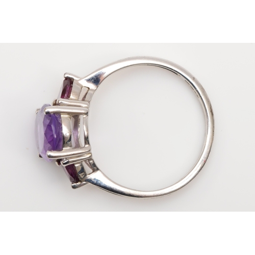 536 - A 9ct white gold amethyst and garnet three stone ring, N, 2.8gm