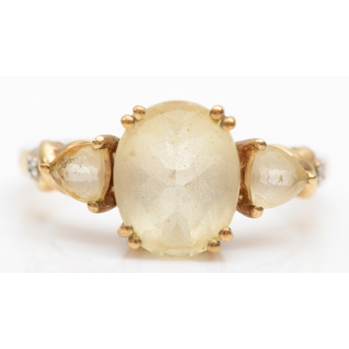 539 - A 9ct gold heliodor three stone ring, O, 2.5gm