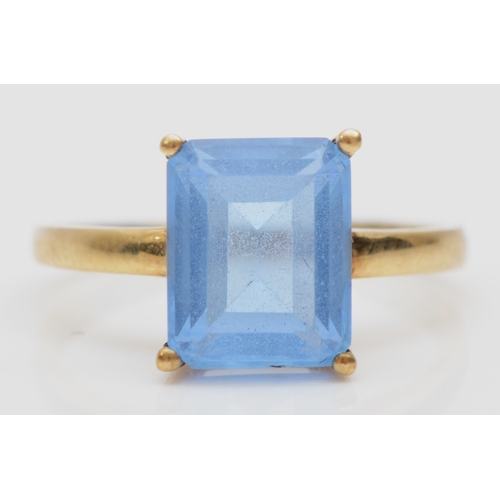 543 - A 9ct gold and blue paste single stone ring, O, 2.3gm