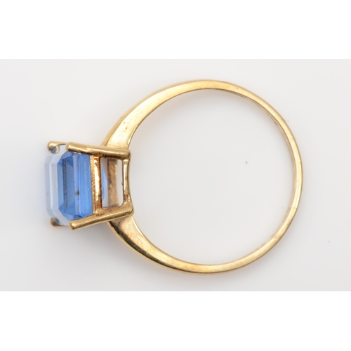 543 - A 9ct gold and blue paste single stone ring, O, 2.3gm