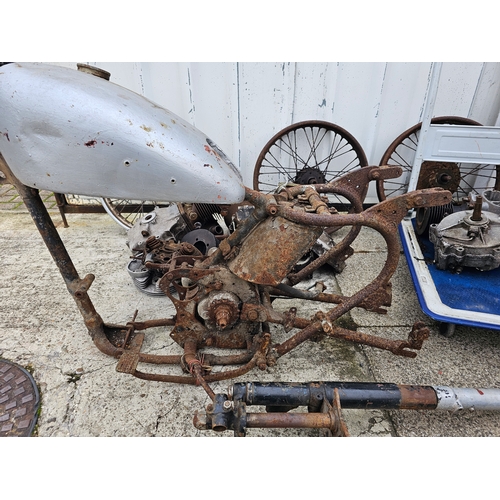 569 - 1941/1954 Matchless G3L, 350cc, project. Registration number SAT 169. Frame number 6530.
Sold with t... 